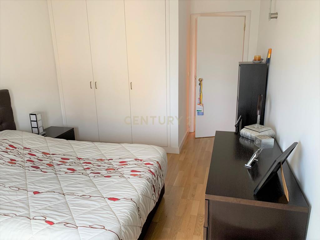 Apartamento T2 com Varanda e Garagem  - Image 1